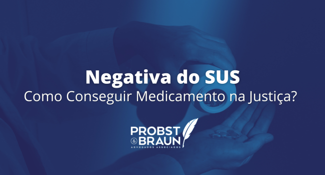 Paciente analisando documento de negativa do SUS enquanto médico apresenta laudo detalhado para possível ação judicial de fornecimento de medicamento.