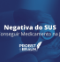 Paciente analisando documento de negativa do SUS enquanto médico apresenta laudo detalhado para possível ação judicial de fornecimento de medicamento.